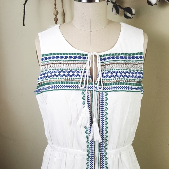 KENZIE // White Cotton Embroidered Mini Dress NWOT - Picture 4 of 8